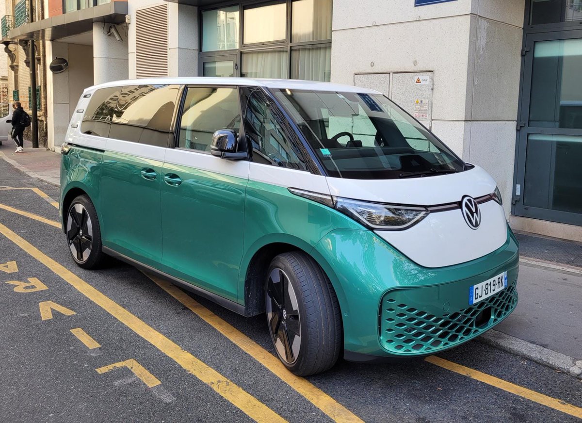 JustRent_fr's tweet photo. Quelle surprise en bas du bureau : le nouvel ID Buzz de @vw_france.
Bon, aux tarifs annoncés ("à partir de 56 990€), ce n'est plus la voiture du peuple... 

Ps: bientôt dispo chez nous ! https://t.co/E0AevUWOWe