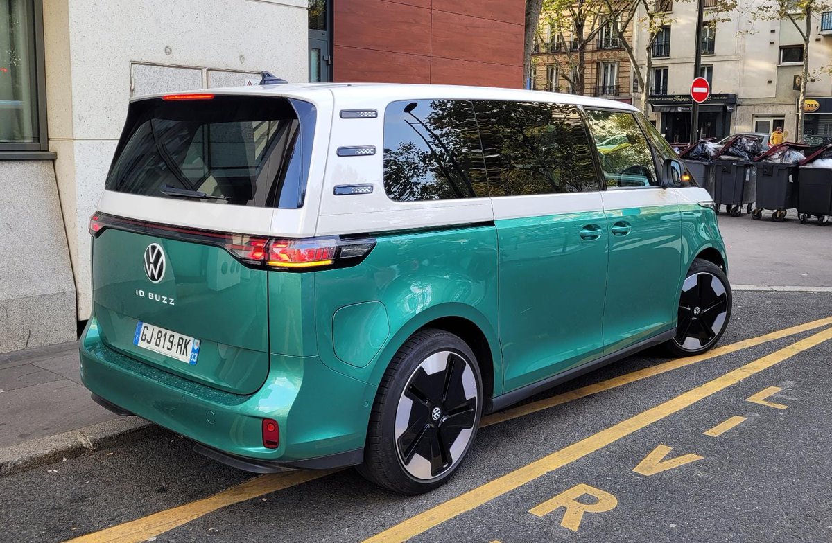 Quelle surprise en bas du bureau : le nouvel ID Buzz de <a href="/vw_france/">Volkswagen France</a>.
Bon, aux tarifs annoncés ("à partir de 56 990€), ce n'est plus la voiture du peuple... 

Ps: bientôt dispo chez nous !