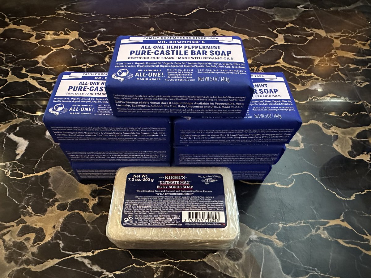 Preparando el cargamento de jabones para mis bañadas en Qatar. Mi cálculo es que acontecerán 41 bañadas a doble enjabonada y triple enjuagada en 32 días de viaje. Llevo 7 Peppermint Hemp de Dr. Bronner's de 5 onzas y 1 jabón Kiehl's clásico de 7 onzas. Error +/- 2 bañadas.