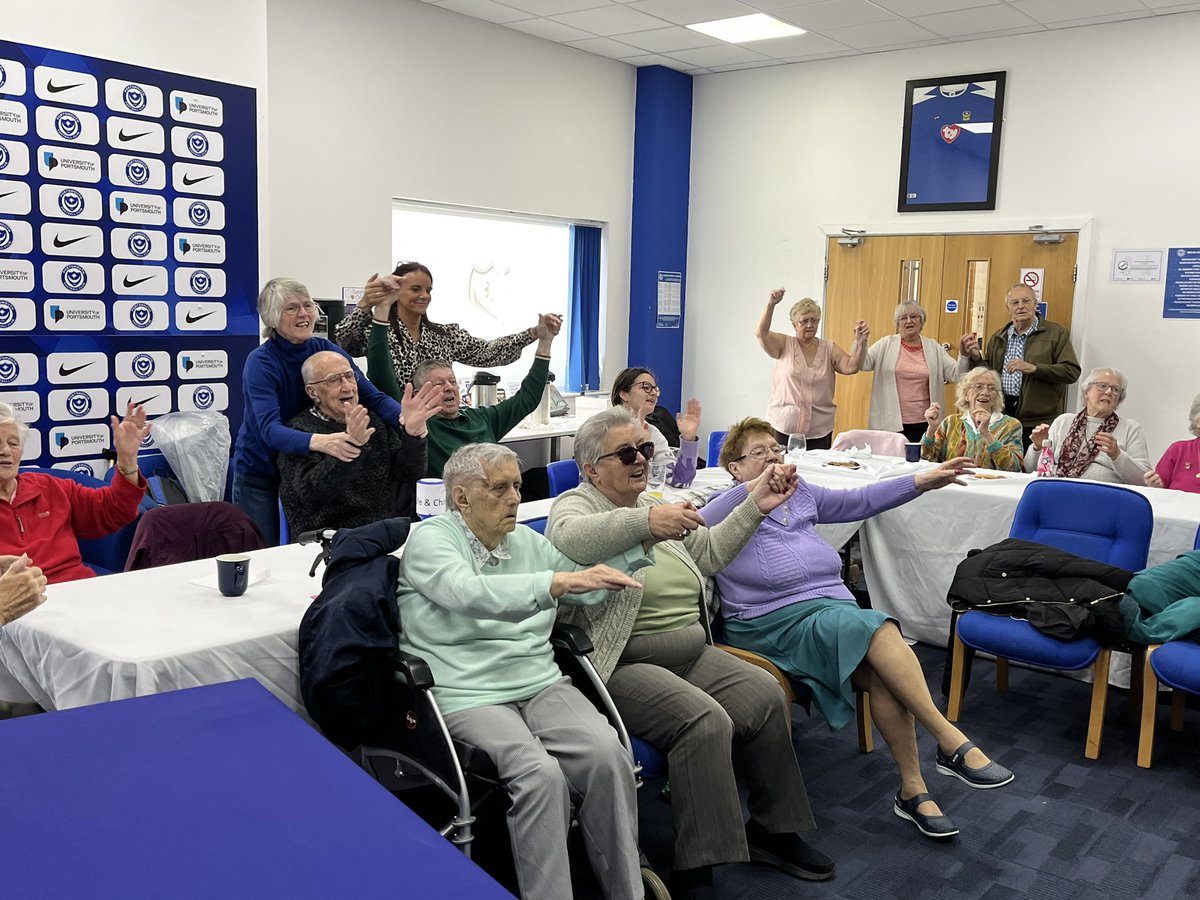 Huge thanks to #pompeypluckers for playing at @PompeyITC ‘s #lifeandchimes group today! Lots of fun and 2 birthdays to celebrate, too! 🎶💃🕺🎸🎂#dementia #livingwithdementia
Great to see @Haggard14 unexpectedly, too! 💙