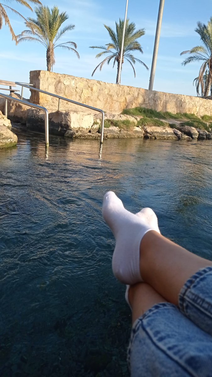 HotPatriciafoot's tweet photo. Refrescando mis calurosos pies🙈❤️💦
Dm para ver la foto sin calcetines🥵
#FOOTFETİSH #feet #foot #pies #fetichepies #sumisos #comprapies https://t.co/XUUtoo5JAj