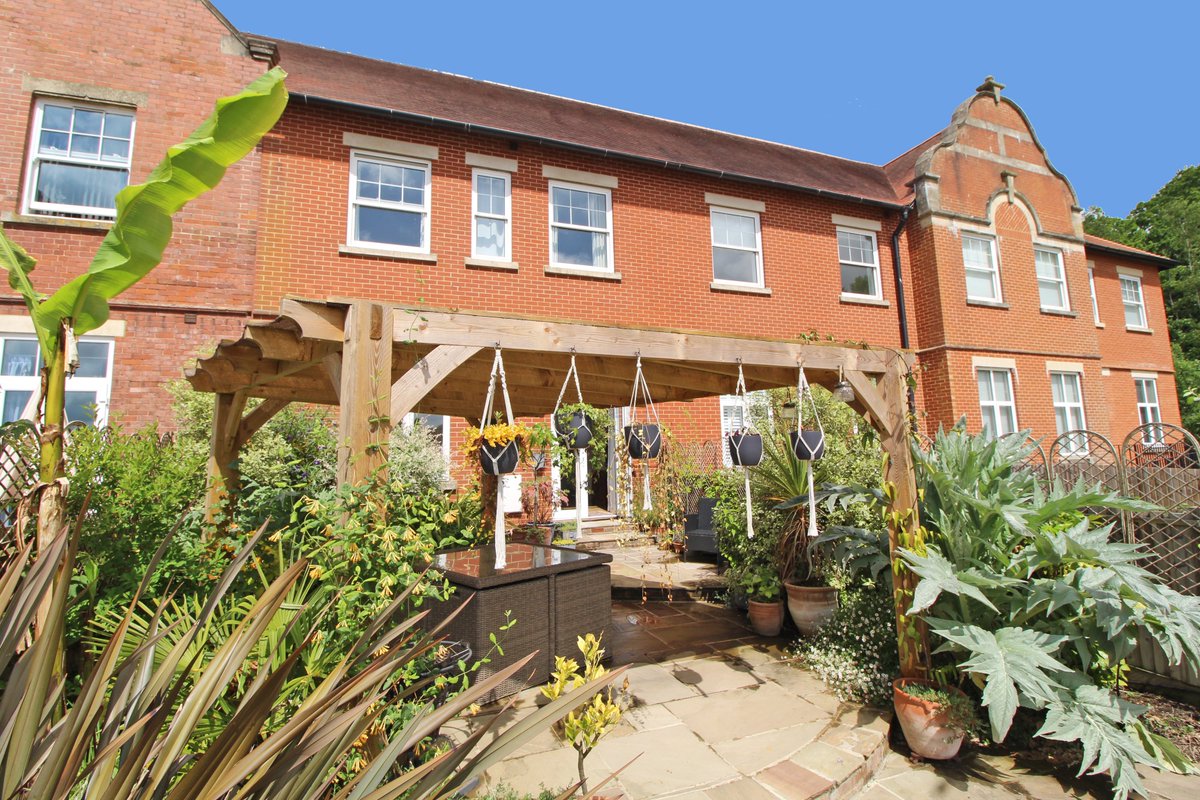 SurridgesEstate's tweet photo. NEW INSTRUCTION
Stunning three bedroom house forming part of this imposing Edwardian building. Bowhill is an exclusive gated community of quality homes. This home was completed to a high standard in 2019.
£360,000 | #hailsham 
More: https://t.co/ykZBIAEqDD
#property #estateagent https://t.co/ws3bfZhlhC