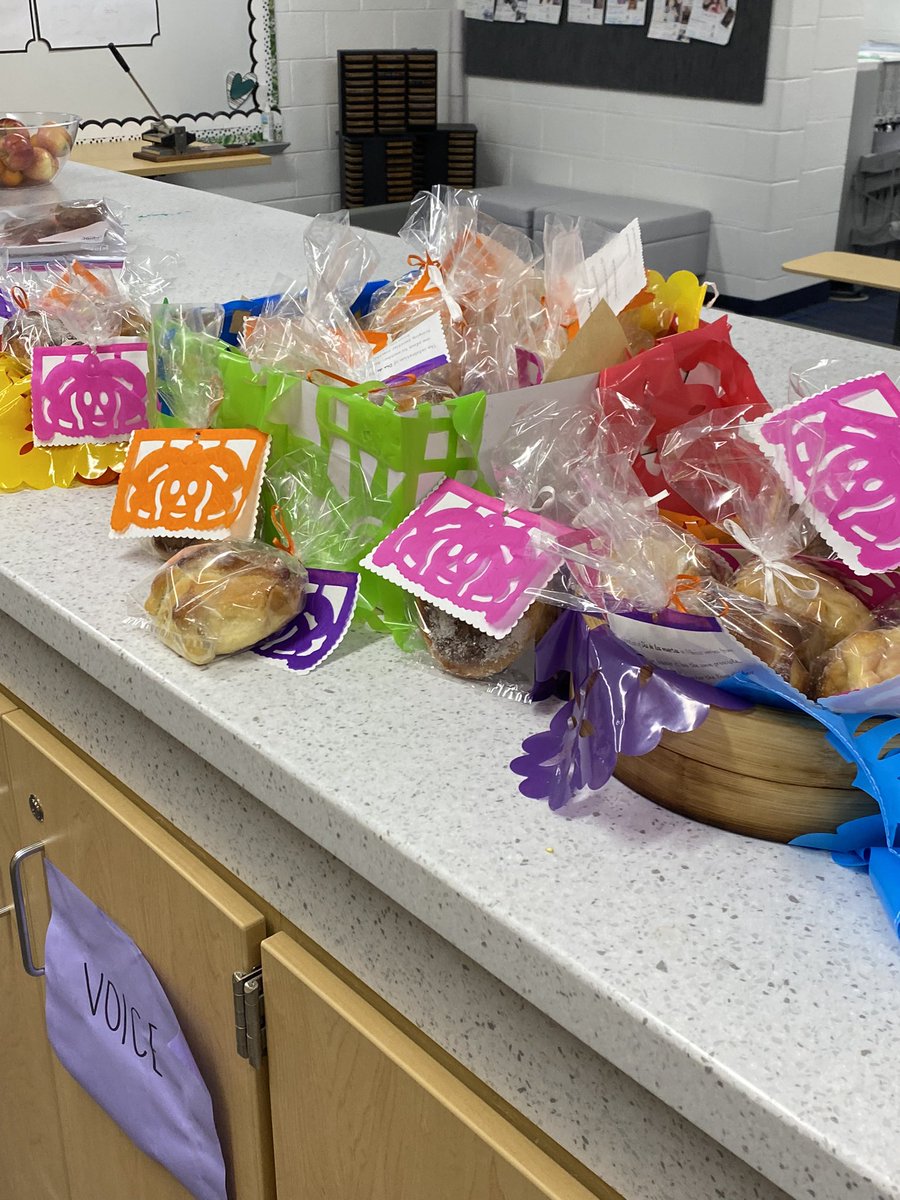 mrserinlaporte's tweet photo. Thank you to two of our wonderful mothers for bringing in Pan de Muerto (sweet rolls) to celebrate Dia de los Muertos! @NoviVillageOaks @NCSD https://t.co/sEog8iEWcl