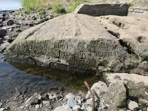 Droughts in Europe made the "Hunger Stones" visible this year. These stones were used to mark desperately low river levels that would forecast famines. This one, in Elbe river, is from 1616 and says: "If you see me, cry"

There is no time to wait. #ActOnClimate 

#climate #COP27