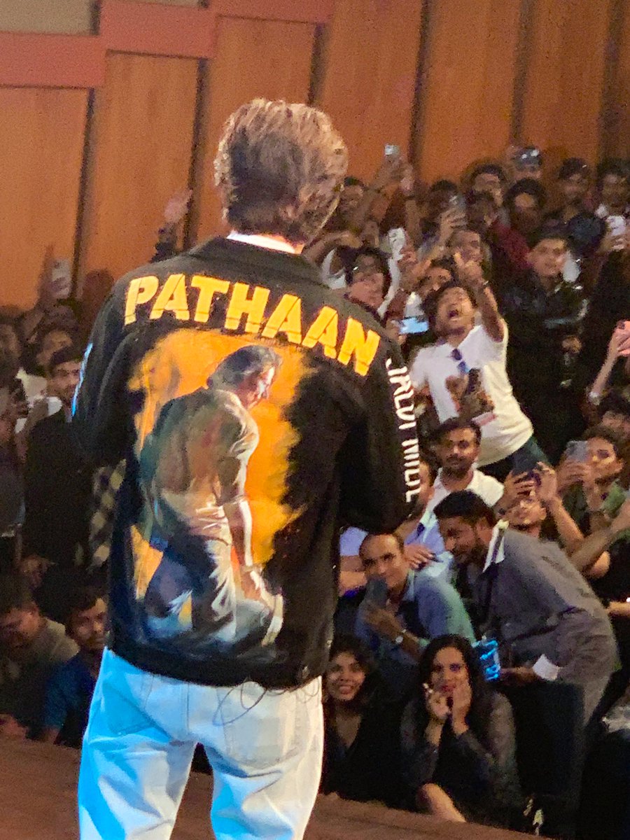 iamsrkclub's tweet photo. A fan gifted #Pathaan jacket! @iamsrk #SRKDay https://t.co/MOAupmysBF