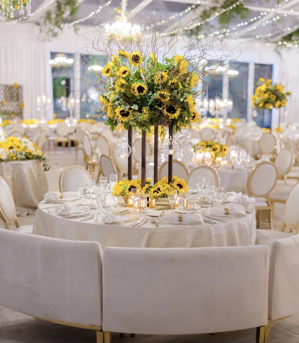 When every delicate detail is tended to by our expert event specialists, we can make your wedding day dreams come true. Photo by alexwphotography
#FSOceanClub #FourSeasons #FSWeddings #LoveFourSeasons