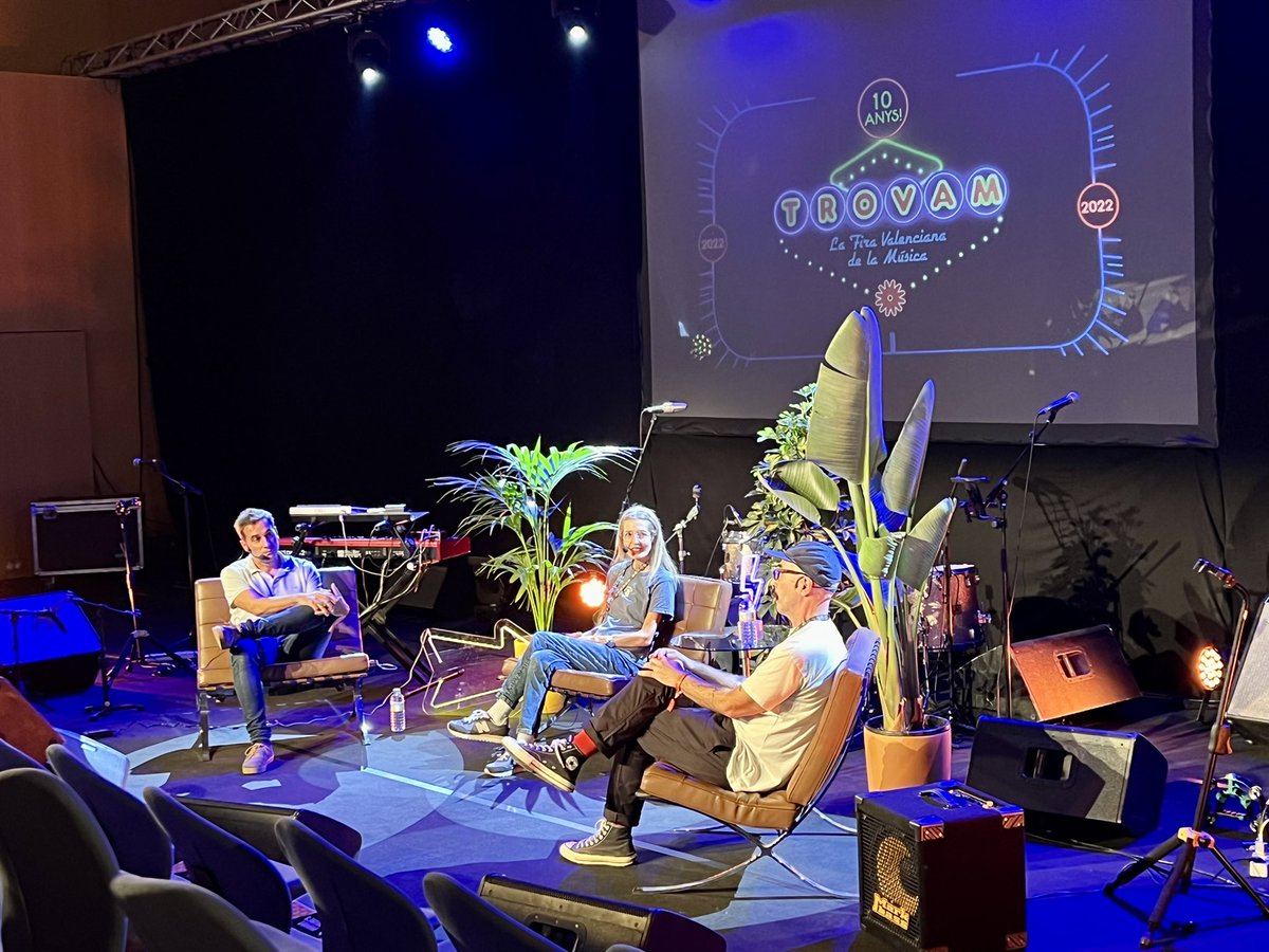ramircalvo's tweet photo. Una de les activitats més interessants de la @FiraTroVAM són #LesConversesDelTrovam. És un espai on escoltar les reflexions d’artistes sobre el fet creatiu. Ara, Amparo Llanos i @CarlosSubter (@Subterfugerec) celebren el 25é aniversari del #DevilCameToMe de Dover.
#FiraTrovam2022 https://t.co/Q3koAMBF5h