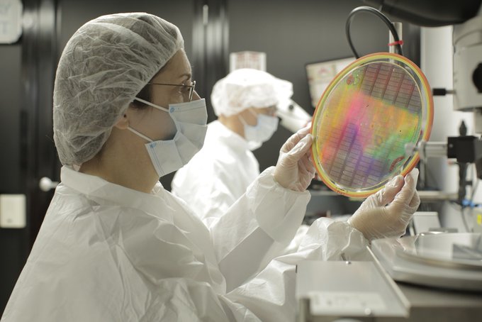 “Color is coming. It's not that the green display is the end of our roadmap; with the next product we'll be able to do RGB.” Mojo’s display guru Nikhil Balram discusses #MicroLED, Mojo Lens, and the smallest, densest dynamic display in history. Read blog: bit.ly/3DVaw60