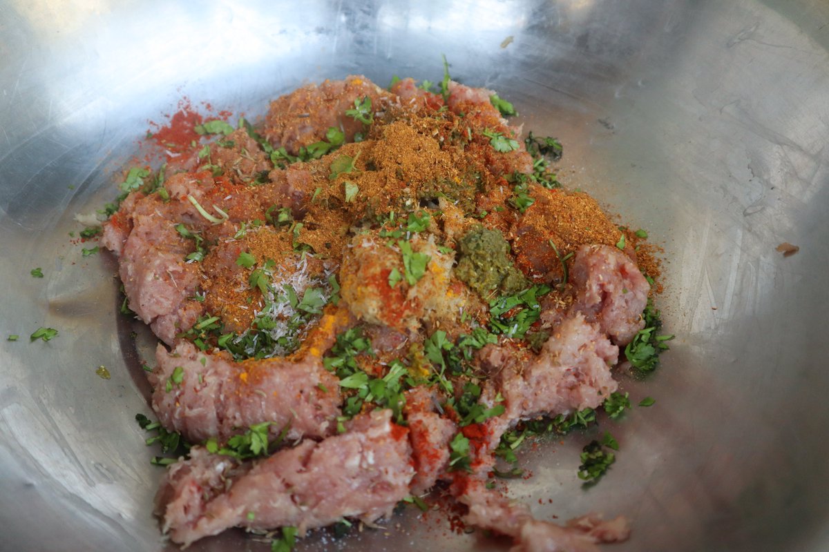 ZCookhouse's tweet image. Learn from Bawarchi how to cook Special Chicken Shahi Roll step by step in Hindi. This is a hit recipe during Muslim Weddings and Ramadan.
Full video available with recipe
youtu.be/dGzNdXK3TLc
#chickenroll #chickenrollrecipe #bawarchikhana  #recipe  #foodvlog #indianfood