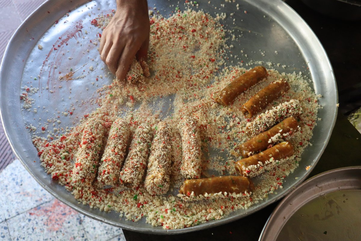 ZCookhouse's tweet image. Learn from Bawarchi how to cook Special Chicken Shahi Roll step by step in Hindi. This is a hit recipe during Muslim Weddings and Ramadan.
Full video available with recipe
youtu.be/dGzNdXK3TLc
#chickenroll #chickenrollrecipe #bawarchikhana  #recipe  #foodvlog #indianfood