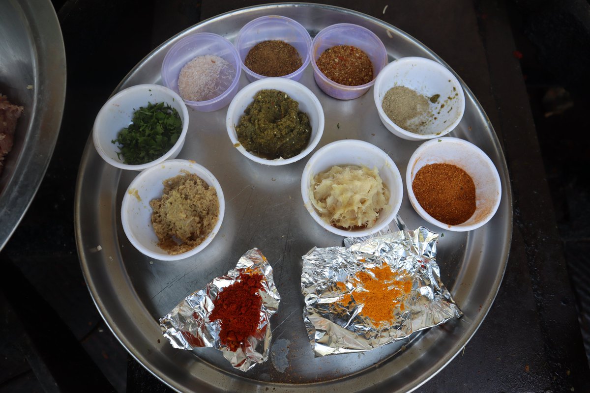 ZCookhouse's tweet image. Learn from Bawarchi how to cook Special Chicken Shahi Roll step by step in Hindi. This is a hit recipe during Muslim Weddings and Ramadan.
Full video available with recipe
youtu.be/dGzNdXK3TLc
#chickenroll #chickenrollrecipe #bawarchikhana  #recipe  #foodvlog #indianfood