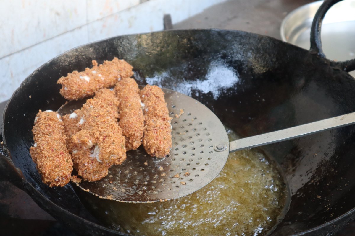 ZCookhouse's tweet image. Learn from Bawarchi how to cook Special Chicken Shahi Roll step by step in Hindi. This is a hit recipe during Muslim Weddings and Ramadan.
Full video available with recipe
youtu.be/dGzNdXK3TLc
#chickenroll #chickenrollrecipe #bawarchikhana  #recipe  #foodvlog #indianfood