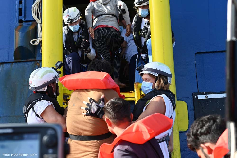 msf_de's tweet photo. Nach 7 Rettungseinsätzen an diesem Wochenende warten 572 Menschen auf der #GeoBarents auf einen sicheren Hafen. "Sie alle haben ihr Leben riskiert, um das #Mittelmeer zu überqueren.”, berichtet Riccardo Gatti, Leiter des Rettungsteams. 1/2 https://t.co/V2V9kINAB3