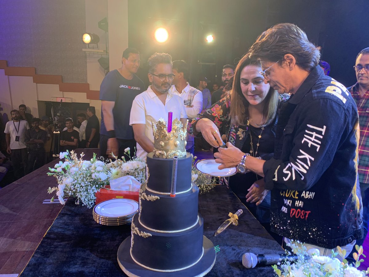 iamsrkclub's tweet photo. The cake cutting moment! @iamsrk #SRKDay #Pathaan https://t.co/nu3I2Xnek9