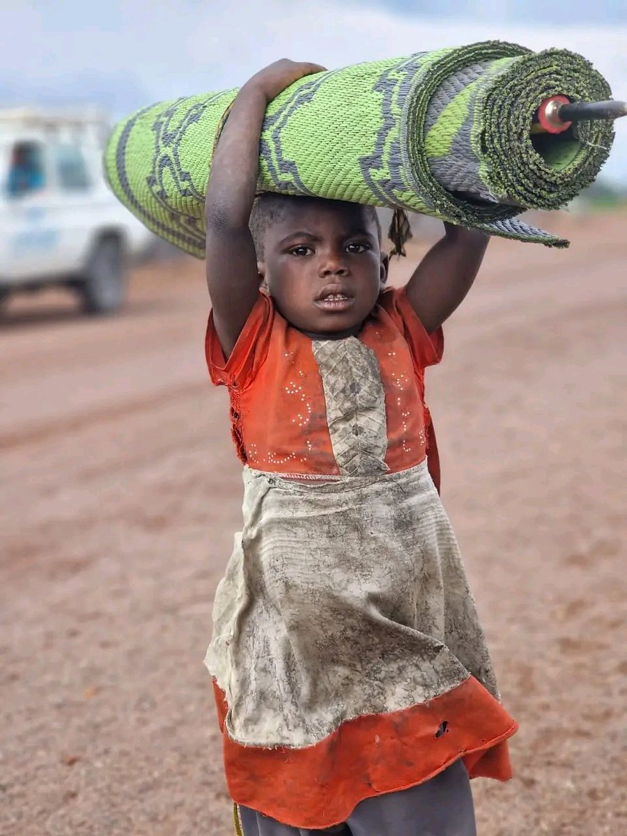 Cette petite fille a fui sa maison suite aux récents combats dans le territoire de #Rutshuru à l'est du pays.

Que le seigneur protège sans relâche ces enfants et  leurs familles qui se déplacent vers des lieux plus sûrs.

Avec Dieu, nous vaincrons.