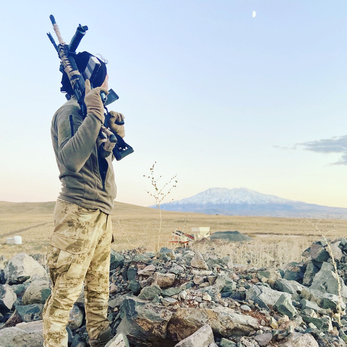 Vatan olur mu bu dağdan bu taştan koynunda yoksa yatan !