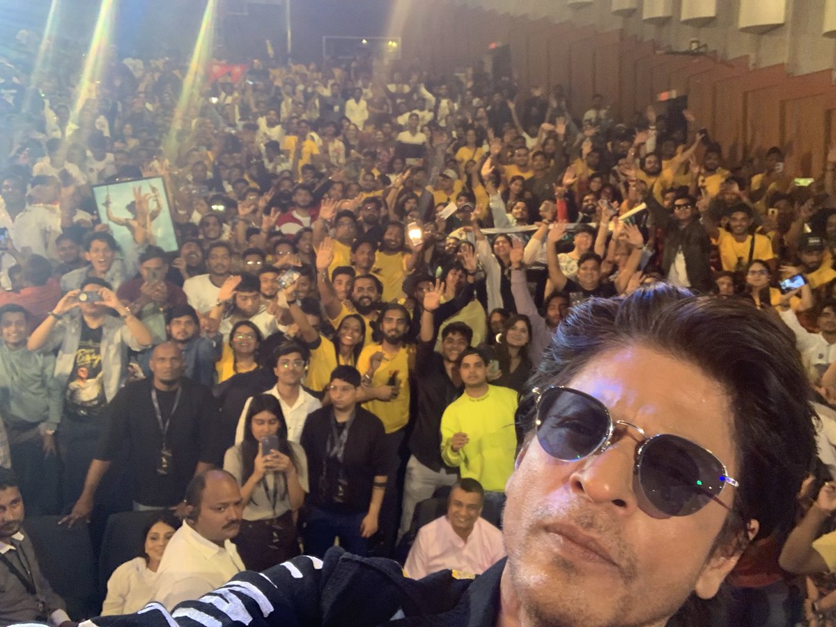 iamsrkclub's tweet photo. #SRKDay 🤩 https://t.co/ugyLxIQeHw