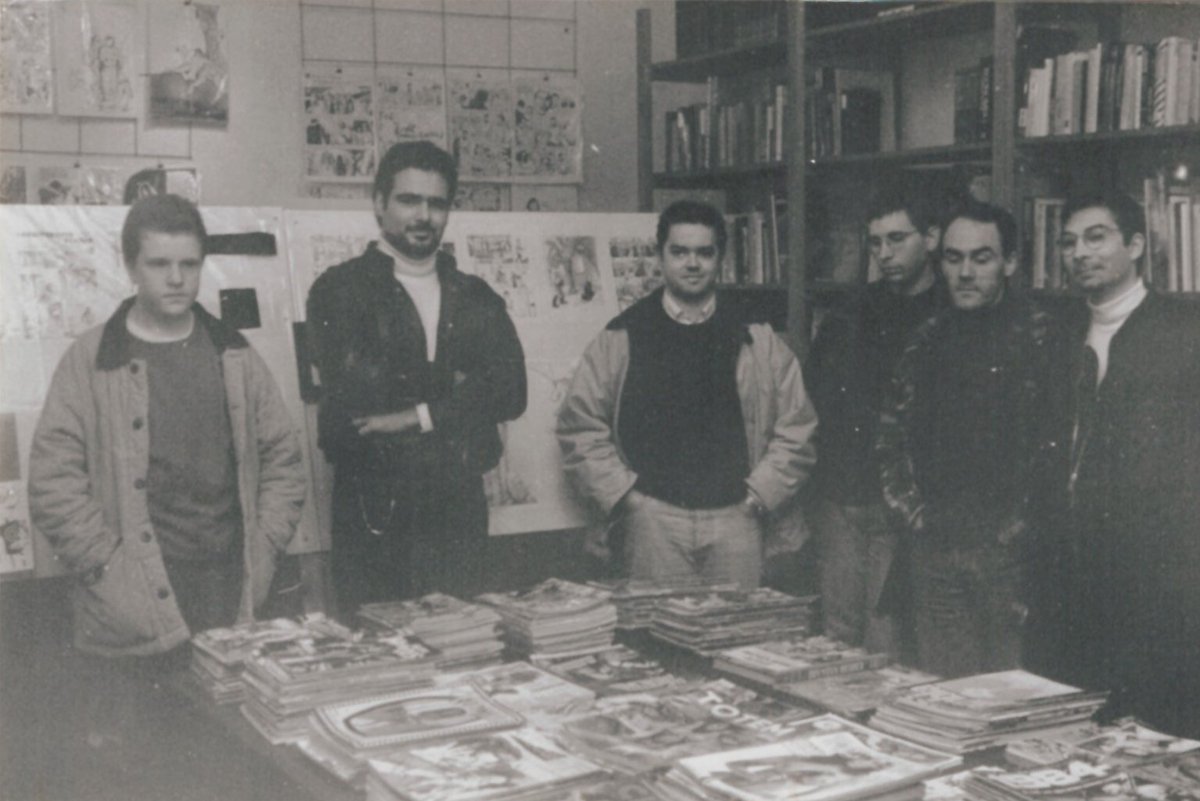 Piturdajaen's tweet photo. En 1988, seis jiennenses decidieron crear @Vineta_6 una asociación nacida por y para los autores de cómic de nuestra provincia. Hoy, 34 años después, siguen manteniendo en activo. FELICIDADES a estas criaturas.
#viñetaseis #comic #ilustrador #creacion #jaen #ocio #piturda https://t.co/u4VncqEr7u