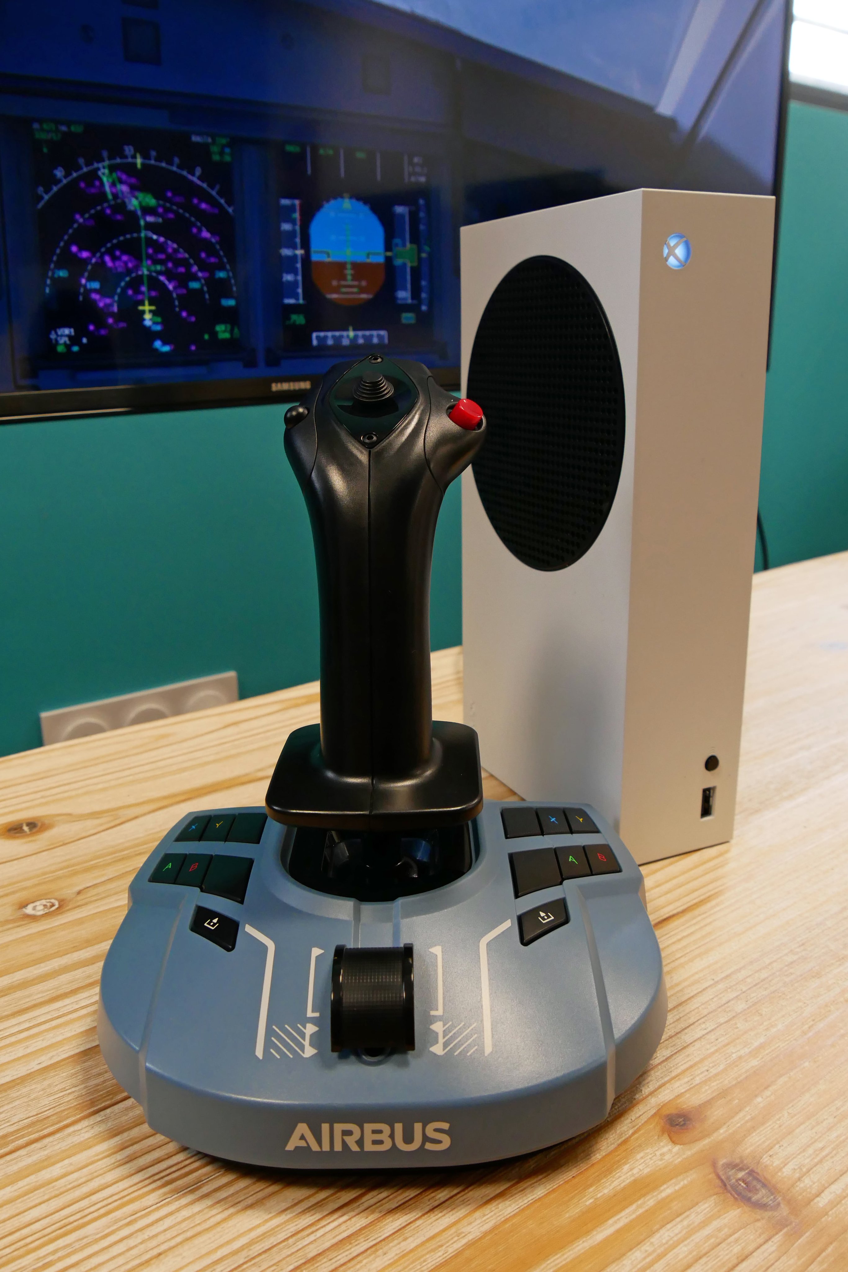 Thrustmaster Official on X: The new TCA Sidestick X Airbus Edition works  as a hub to connect all your TCA Airbus Edition ecosystem to Xbox series  X
