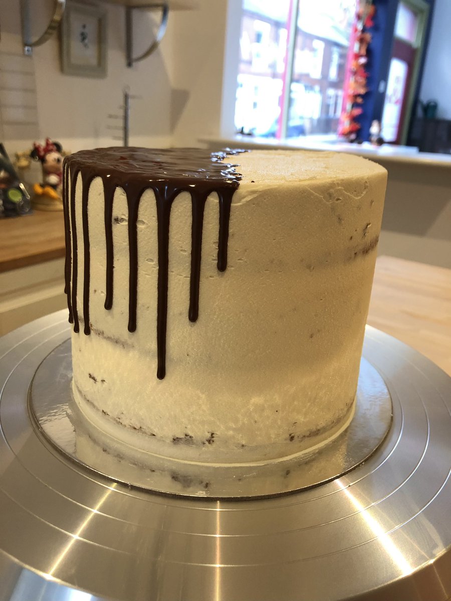 Vegan caramel, layered up with caramel (no butter 🤓) buttercream and a dark chocolate drip..

This is stage two of the process, and after chilling down the cake will be ready for the decorations yay 😍