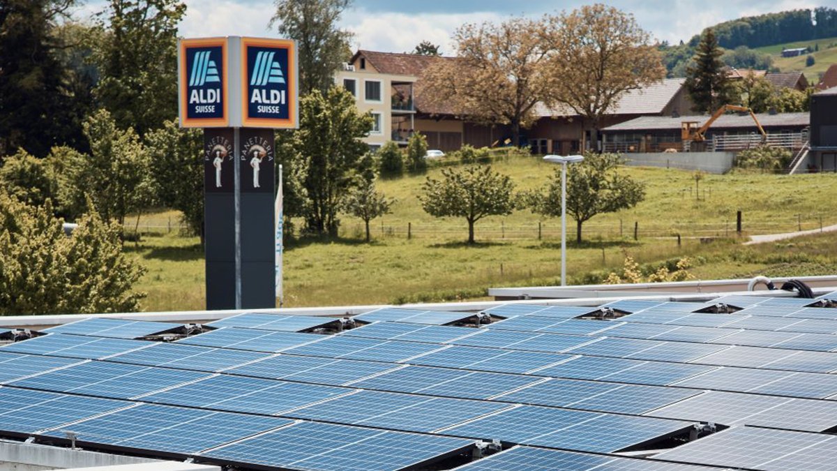 Wir sind stolzer Gewinner des #Schweizer Solarpreis. 🥳🌞 Erneut wurden wir für unseren vorbildlichen Einsatz von umweltfreundlicher #Solarenergie ausgezeichnet. Mehr Infos: to.aldi.in/3fr0Kz5