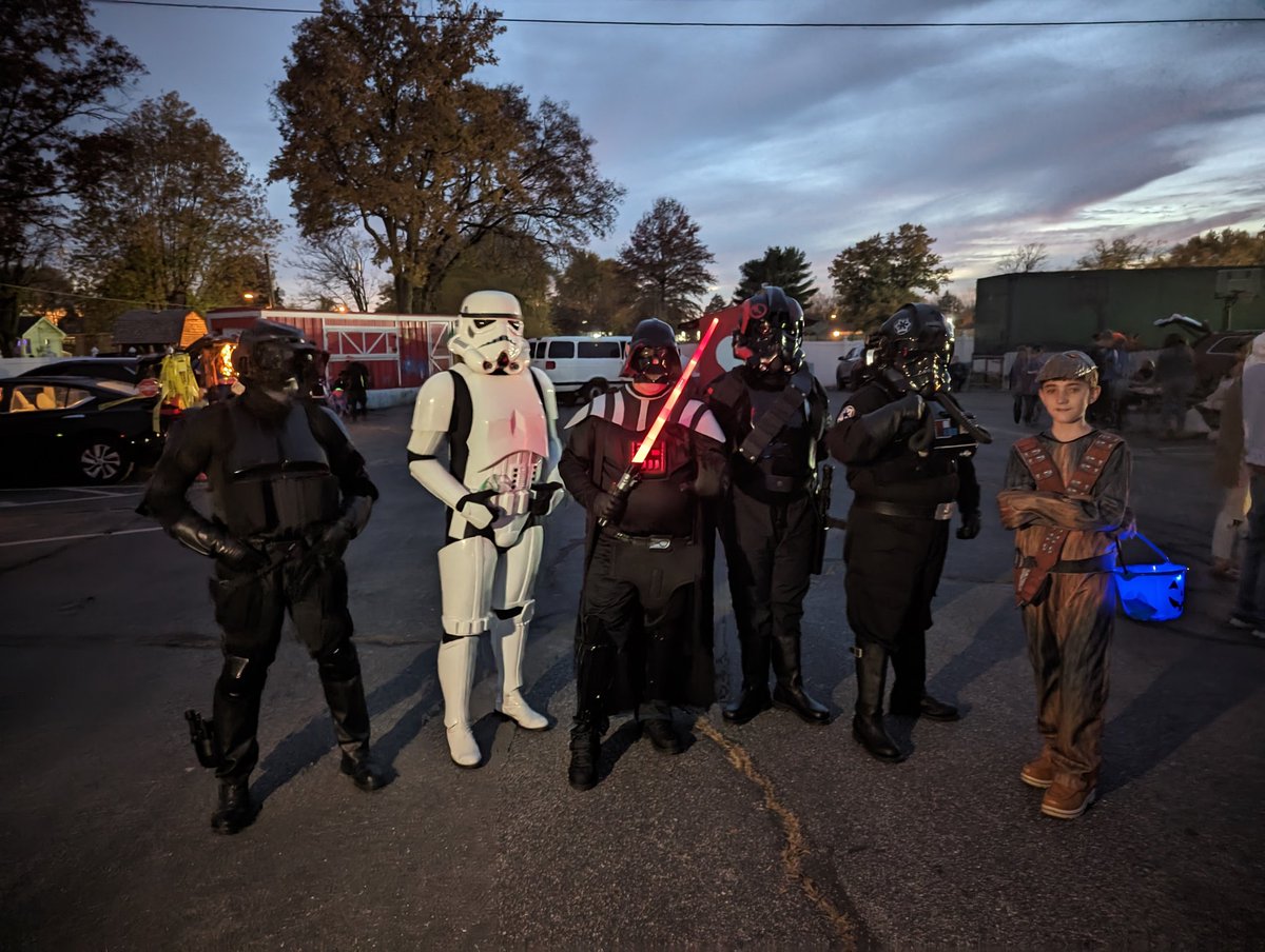 starwarsindiana's tweet image. This past Saturday evening (10/29/2022) @MosEspaBase, @Bloodfin Garrison and @NDGgarrison joined forces for this year&apos;s @BeCharity_House Trunk or Treat!