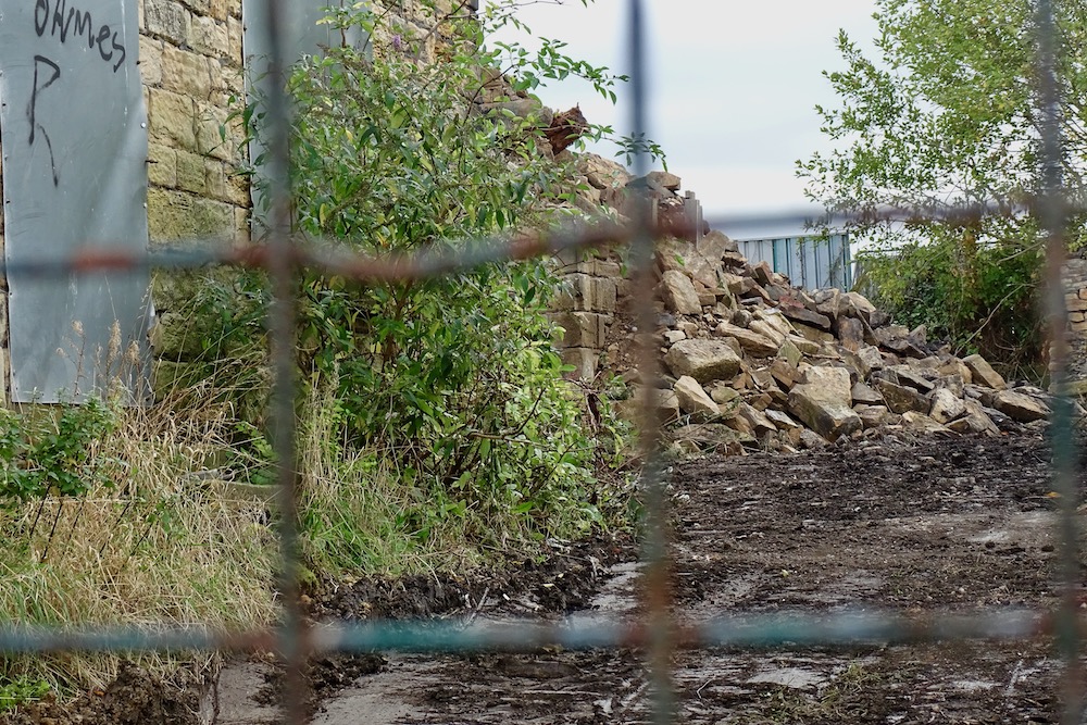 SouthLeedsLife's tweet image. Leeds City Council have demolished 400 year old New Hall one of three listed buildings on the historic Stank Hall Barn site in #Beeston 
southleedslife.com/stank-hall-dem…