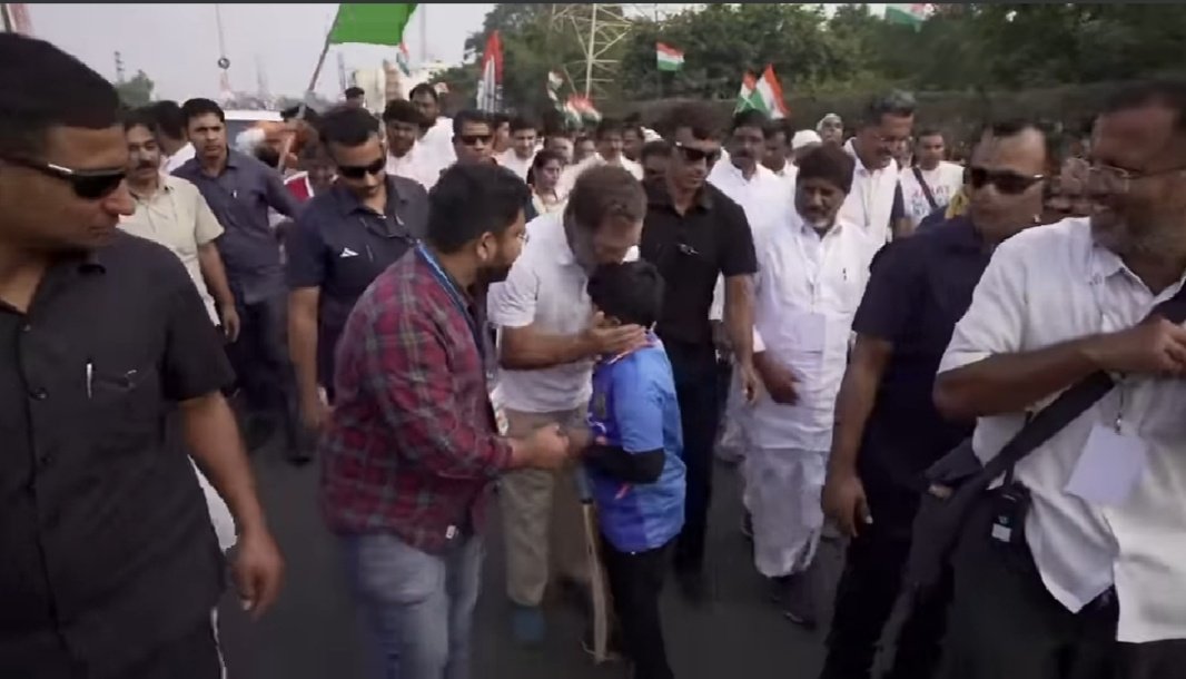 AlvinJebasheela's tweet photo. Great movements today.... 

#பாரத்ஜோடோயாத்ரா
@RahulGandhi
#இந்தியஒற்றுமைபயணம்
#BharatJodoYatra 
#55thday
#Ragulgandhi https://t.co/MdfsXLzG2I