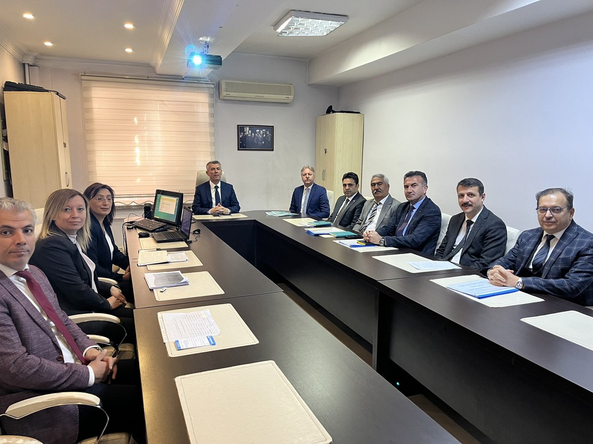 Kaymakamımız Sn.Ali SIRMALI başkanlığında Müdürlüğümüzde gerçekleştirilen toplantıda İlçe Millî Eğitim Müdürümüz Sn.Mustafa ÖZEL eğitim öğretim faaliyetleri ve ilçemizde yapılan çalışmalar hakkında, Şube Müdürlerimiz de alanları ile ilgili brifing verdiler. 
<a href="/MamakKymkmligi/">Mamak Kaymakamlığı</a>