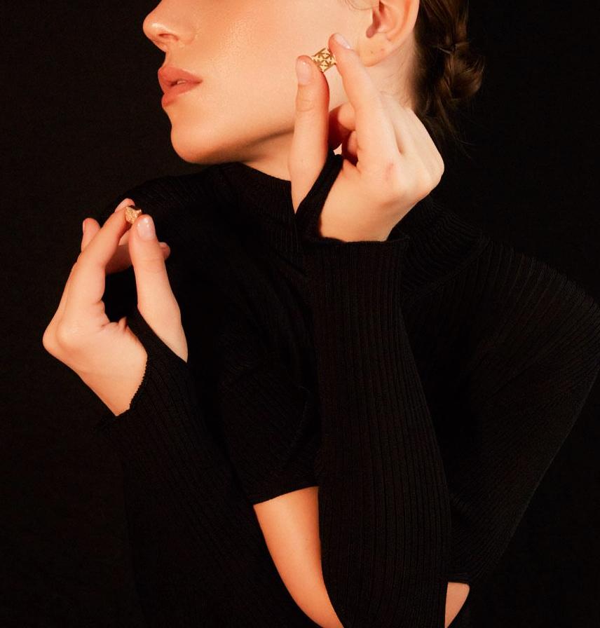 Fourtruss_Jewl's tweet image. People who wear jewelry, only accept good vibes💫✨

Follow @fourtruss for more amazing jewels. 

#smallearring #earrings #earringslover #goldearring #silverearring #earring #earringsdesign #goldjewelry #diamondjewelry #roundearring #beautifulearrings #simpleearring