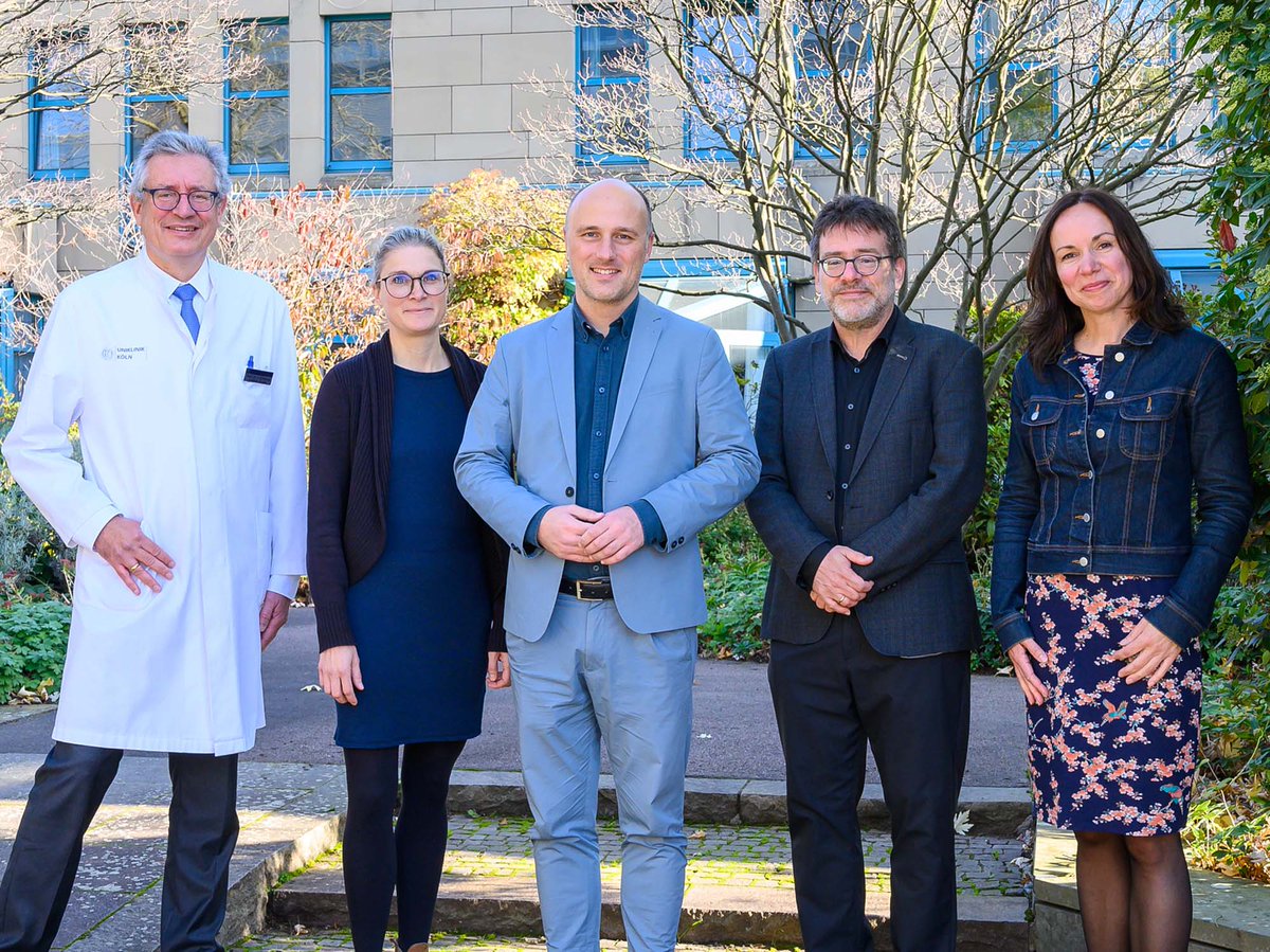 Der Parlamentarische Staatssekretär im @BMFSFJ @svenlehmann hat das Palliativzentrum der #Uniklinik #Köln besucht. Themen waren u.a. der Umgang mit Todeswünschen und welche Unterstützung Familien brauchen, damit ein Sterben zu Hause ermöglicht werden kann. uk-koeln.de/uniklinik-koel…