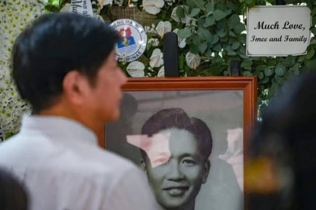 JRDimacalinta's tweet photo. The father and the son. From one Marcos to another. May God Bless our President! https://t.co/MWCu4wSv76