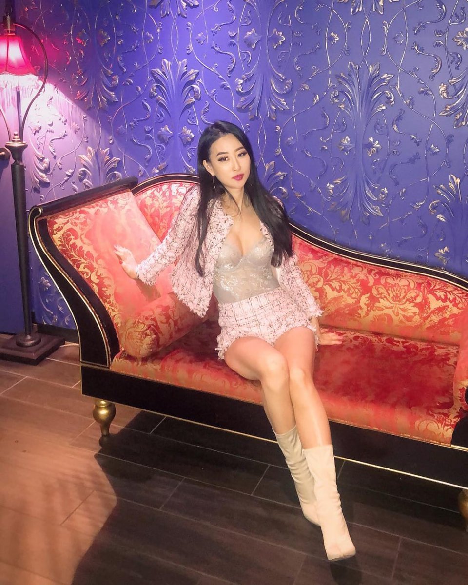 easytopplayer's tweet image. A woman's strongest act is to love herself, be herself, and shine among those who don't believe she can.