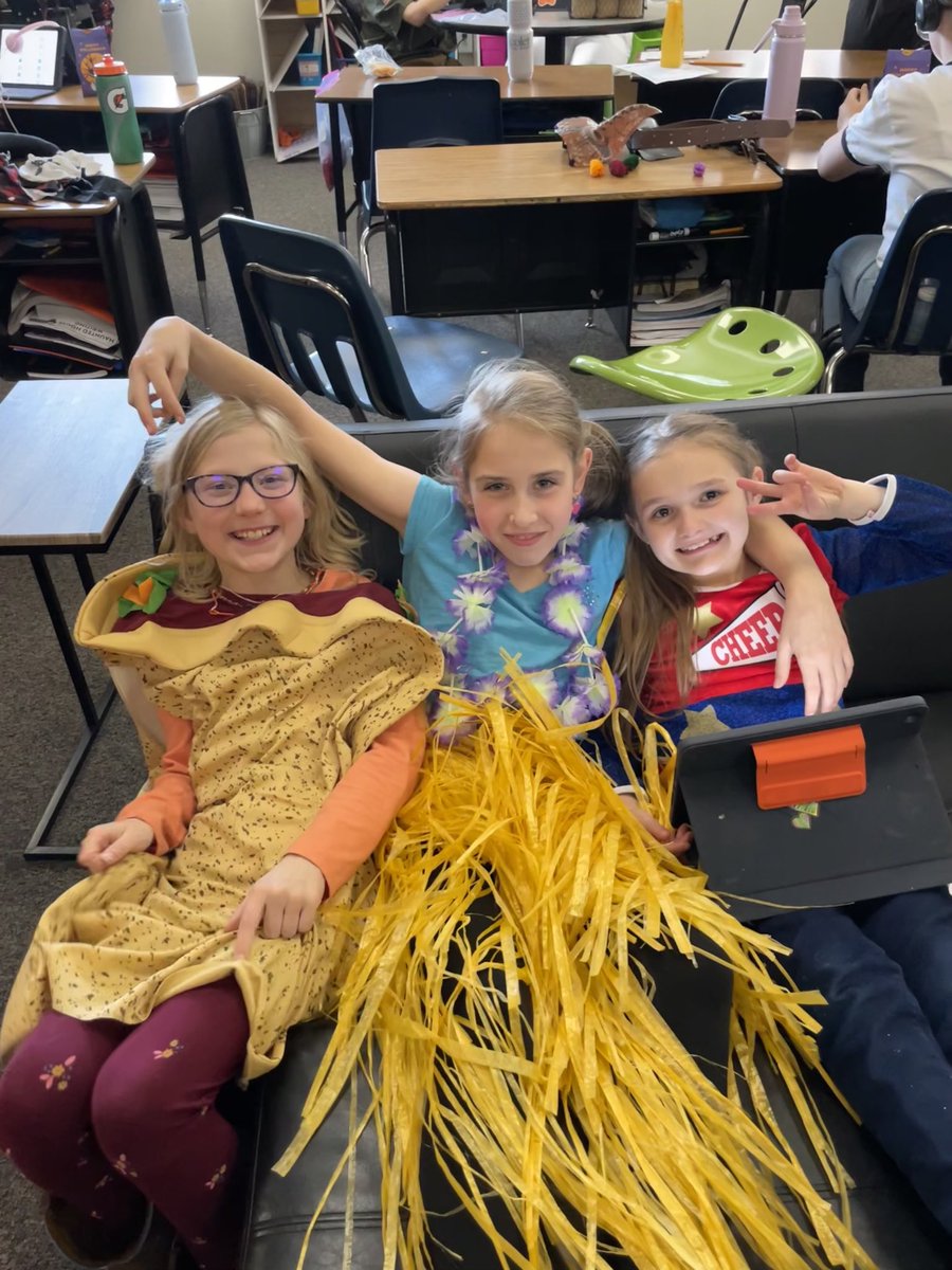 PCSD_GB's tweet photo. #RaiderStrong students and smiles enjoying Halloween ⁦@PCSD_GB⁩ ! 👻🎃 https://t.co/iz6sxvHtu4