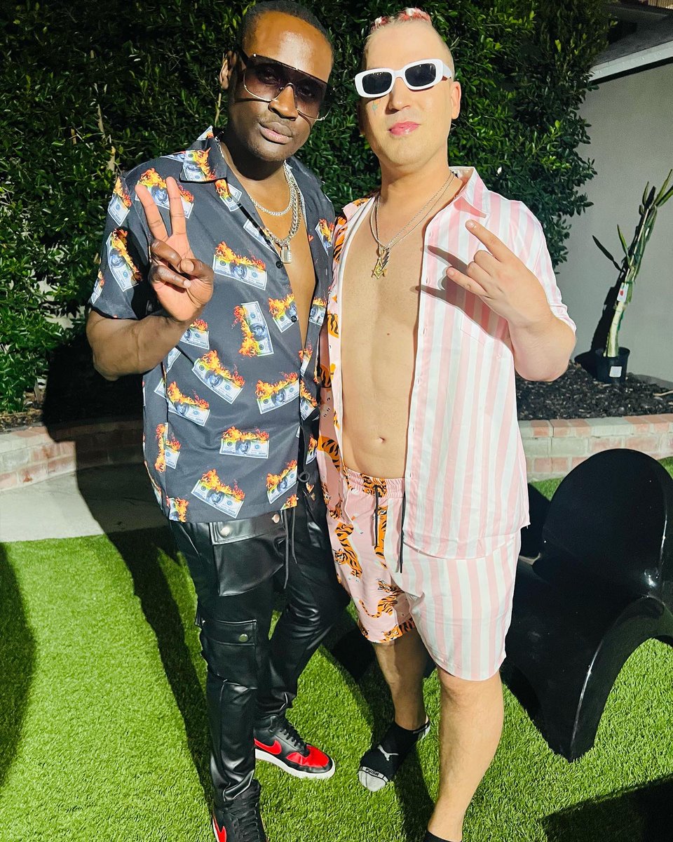 All_About_Andre's tweet photo. Pulled up to my babe @williamoutwest video shoot for #Greysweatpants congrats on all your accomplishments!! #BIGBOLT #ChasingLA 😎❤️‍🔥⚡️✨ https://t.co/ADiid9ZgdR