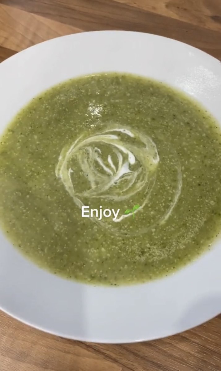 Plantbased_nes's tweet photo. Brokoli-Blumenkohl Suppe #vegan #veggie #veganerezepte #veganrecipes #vegansoup #suppe #cremesuppe #veganfood 
https://t.co/7BBhP7R08I https://t.co/WMCcs4GQmD