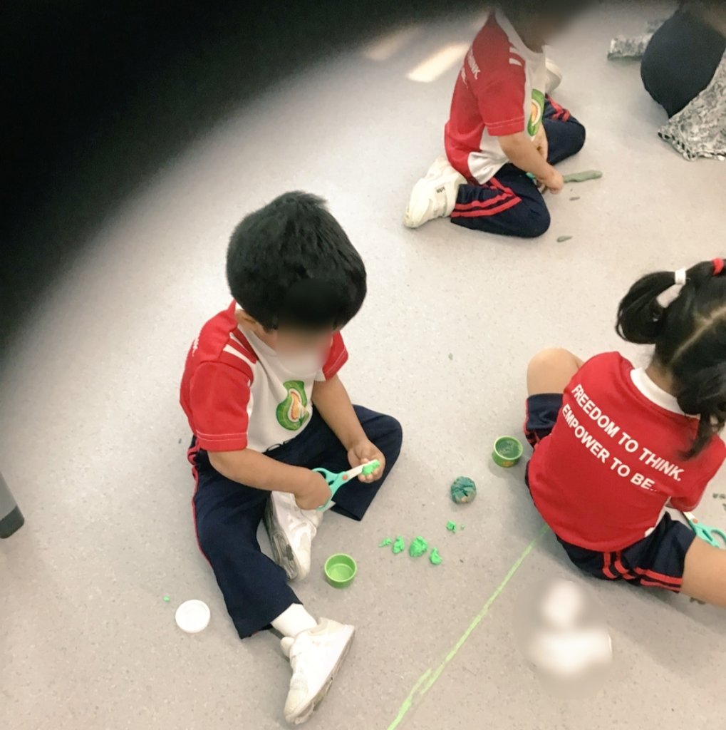 JoyDeepika's tweet photo. Spaghetti with a twist!
Rolling some play dough to make the longest spaghetti only to cut it into small pieces with our new friend.
We used to love play dough and now we love our pair of scissors too.
#exploringnewtools #eyhappydays @hemavani11 @archana2804 @oismumbai https://t.co/cUFeDqWMUc