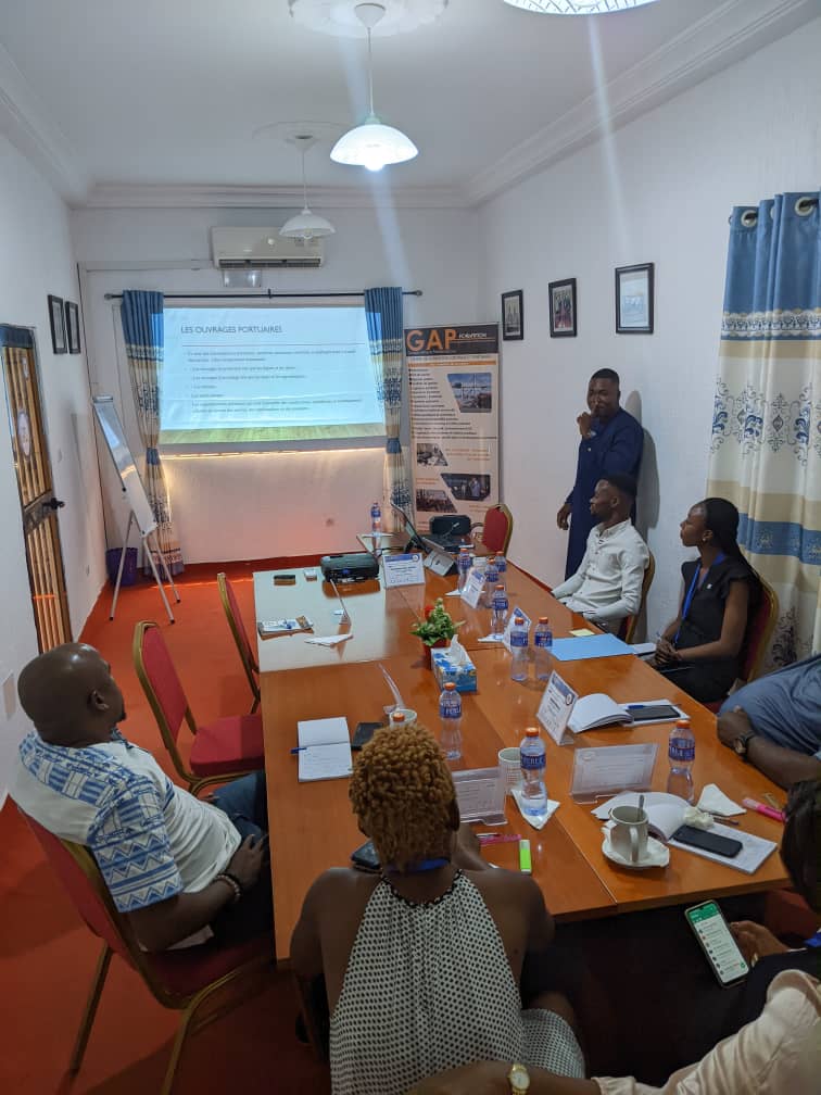formation_gap's tweet photo. cette troisième journée du seminaire inter portuaire s'est portée sur la question de la logistique portuaire, une thématique qui illustre clairement le caractère fascinant de l'industrie portuaire. 
#GroupeAfriquePerformances #GAPformation #formationcontinue #Portuaire https://t.co/kPFZDK1VEf