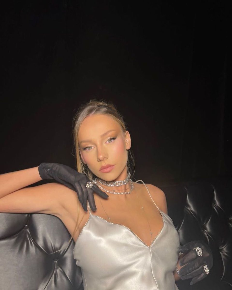 archivestere's tweet photo. lately she’s been dressing for revenge https://t.co/vZk29HnTm8