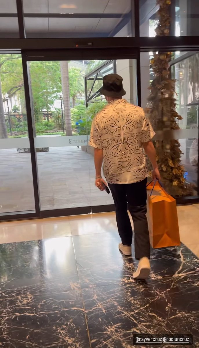 JhennieSadicon's tweet photo. Ay, ang galante ! maypa LV si bonito.. 😍🤗 https://t.co/3bqw4hd62t