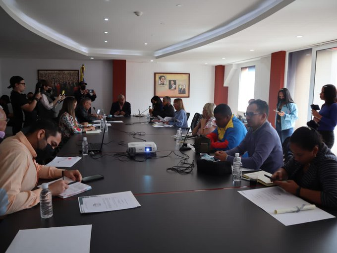 cpepanven's tweet photo. Les he pedido a cada uno de los parlamentarios que forman parte de nuestra Comisión de Energía y Petróleo, la necesidad de ampliar la consulta del #Proyecto de Ley de Energías Renovables y Alternativas, sin ningún tipo de exclusión. #VenezuelaYColombiaJuntas #2Noviembre https://t.co/dOafxudyxs