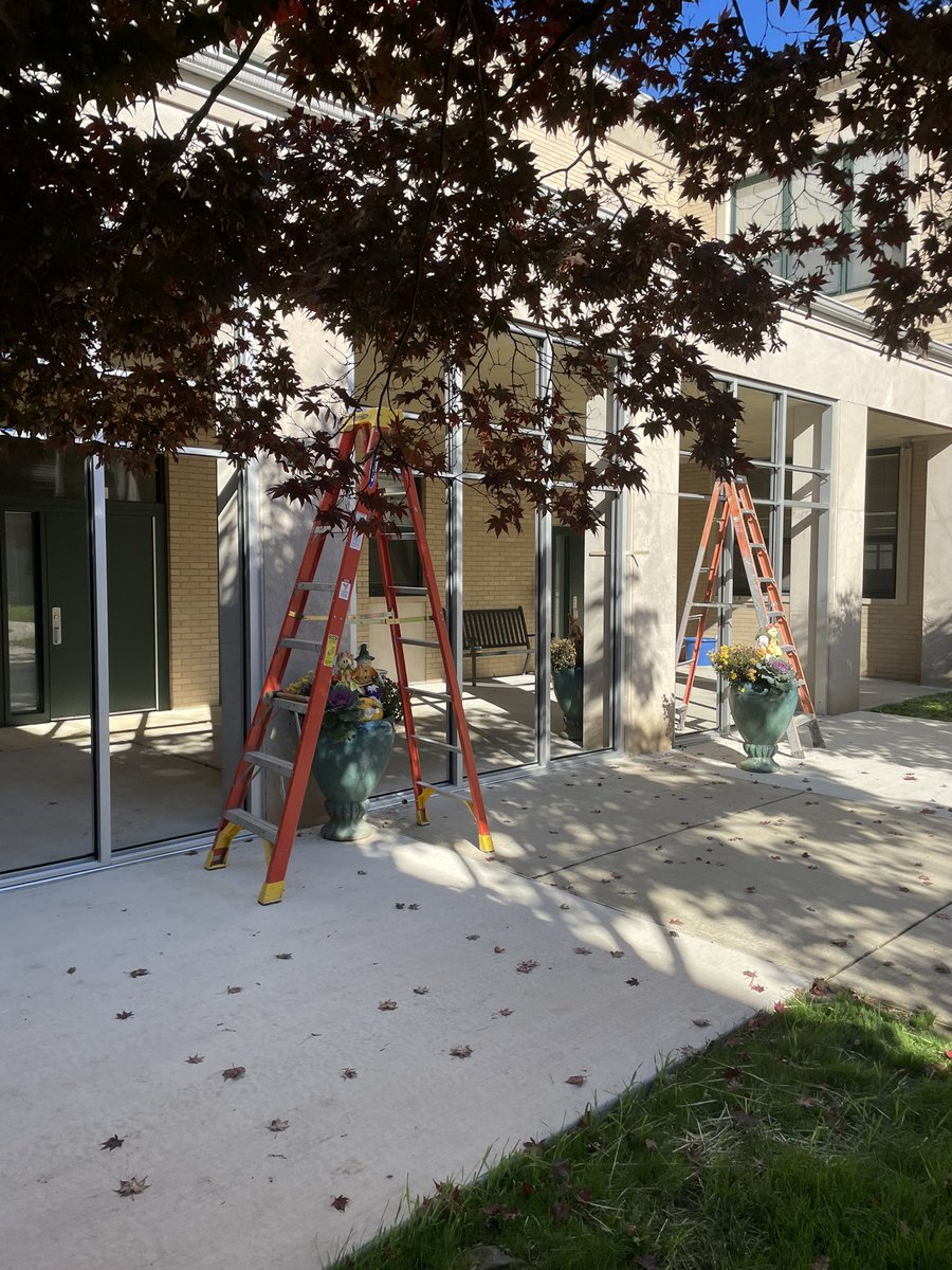 Our vestibule enclosure project on The Fontbonne Campus is progressing nicely! 👍🏼 🦺 🚧