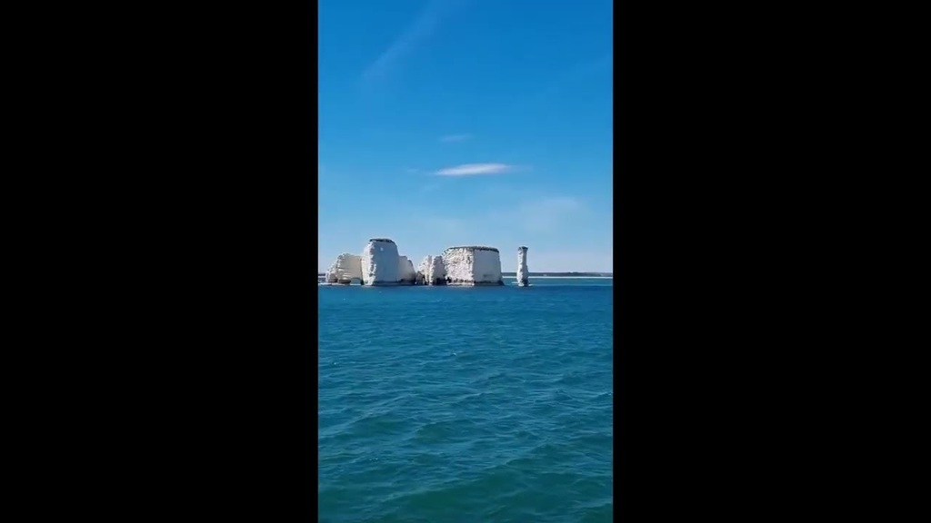 youtu.be/Lq0ljZBIw6A Cruising the Jurassic Coast in Dorset - taking a circular cruise from Poole Harbour to Swanage. The boat trip travels past Studland and the chain ferry, beyond the stacks and caves of Old Harry Rocks, beyond the white cliffs and … ift.tt/JW5ao94