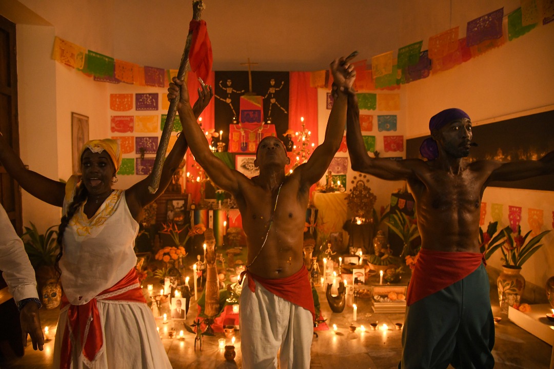 El #DíadeMuertos tomó ayer La Habana Vieja. Gran público en la apertura de la Ofrenda, dedicada a la etnóloga #LydiaCabrera 🇨🇺 y a la especialista en arte popular #RuthDLechuga 🇲🇽, quienes se dedicaron a desentrañar "lo invisible" en las espiritualidades afrocubanas e indígenas.