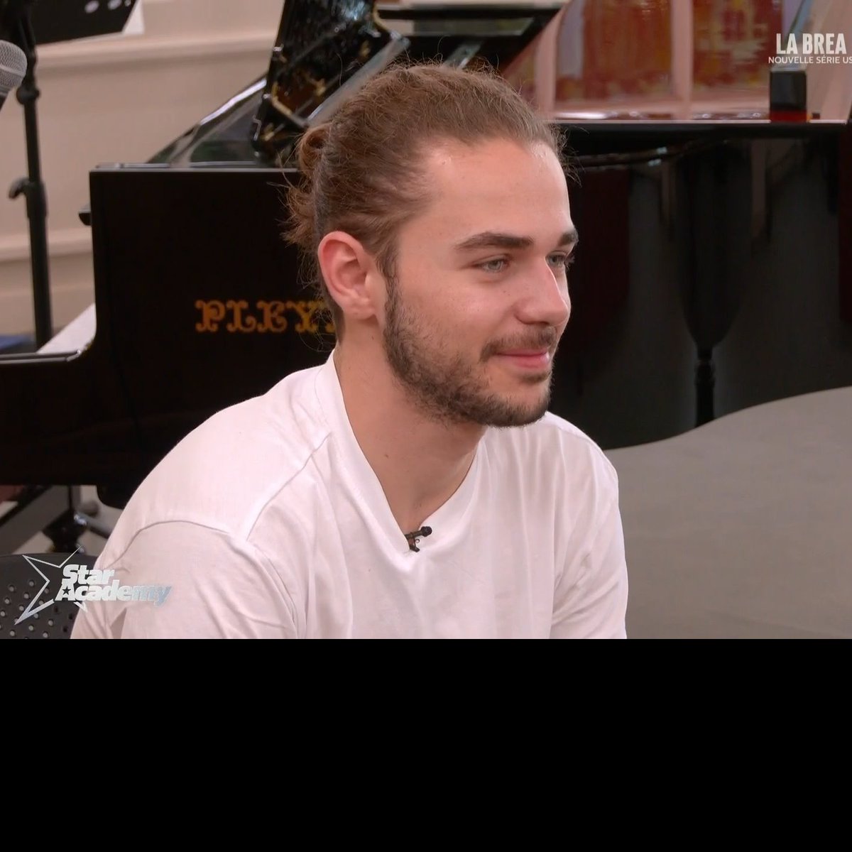 staracreact's tweet image. Laure qui veut parler à Julien.
Elle fait son Méa Culpa. "je t'ai pas laissé parlé, je suis censé vous apprendre à gérer vos émotions et j'ai pas géré les miennes. J'ai pas tenu compte de ton malaise". #StarAcademy