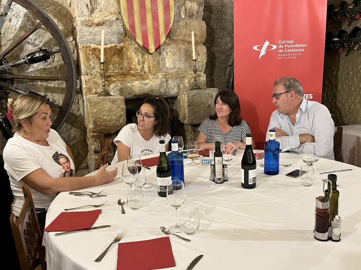 Avui un grup de col•legiats i col•legiades de la demarcació de #Lleida han gaudit d’un dinar-tertúlia amb la periodista <a href="/maykanavarro/">Mayka Navarro 🐾🐕🐕 🐾</a>, qui ha compartit vivències i anècdotes periodístiques molt interessants!