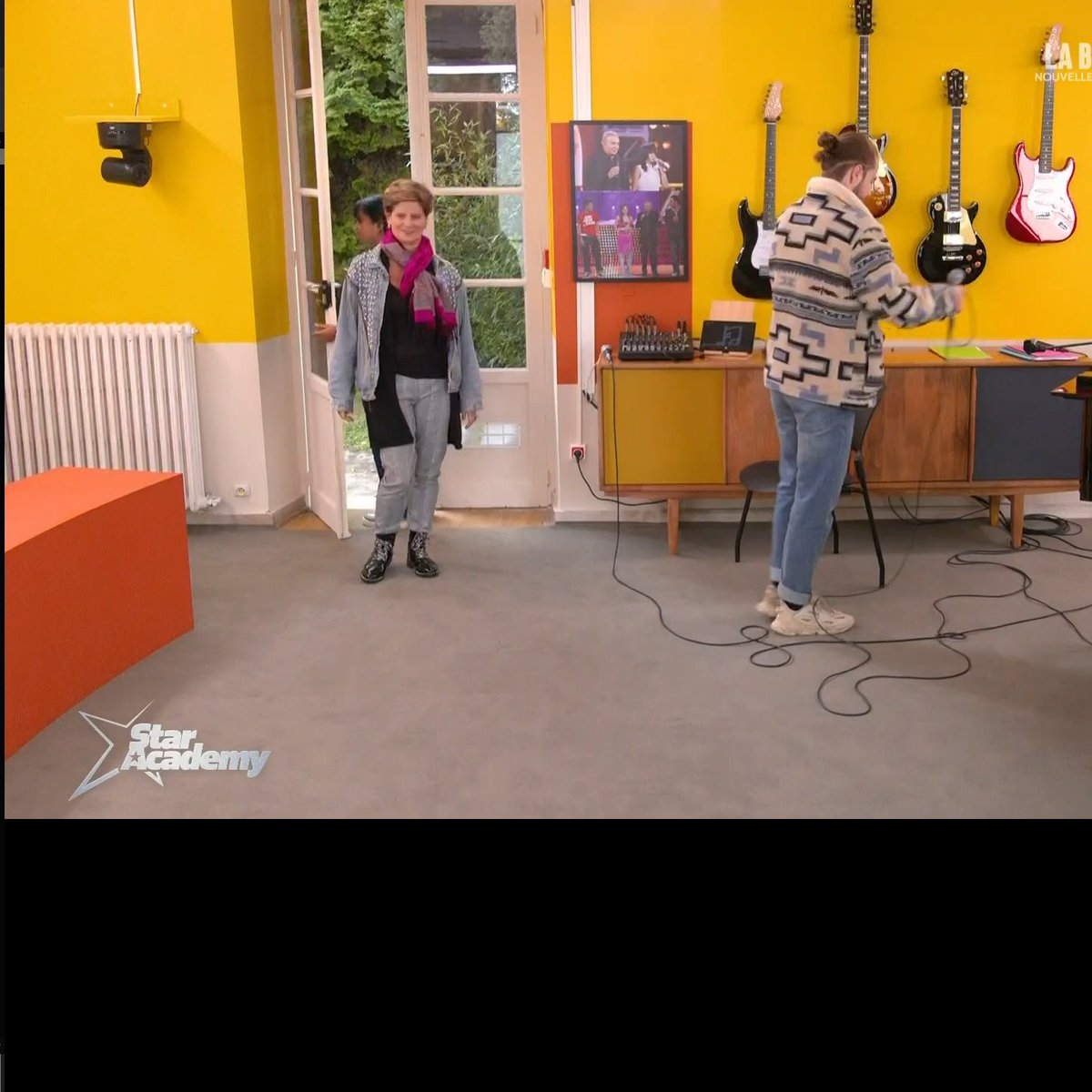 staracreact's tweet image. Laure qui veut parler à Julien.
Elle fait son Méa Culpa. "je t'ai pas laissé parlé, je suis censé vous apprendre à gérer vos émotions et j'ai pas géré les miennes. J'ai pas tenu compte de ton malaise". #StarAcademy