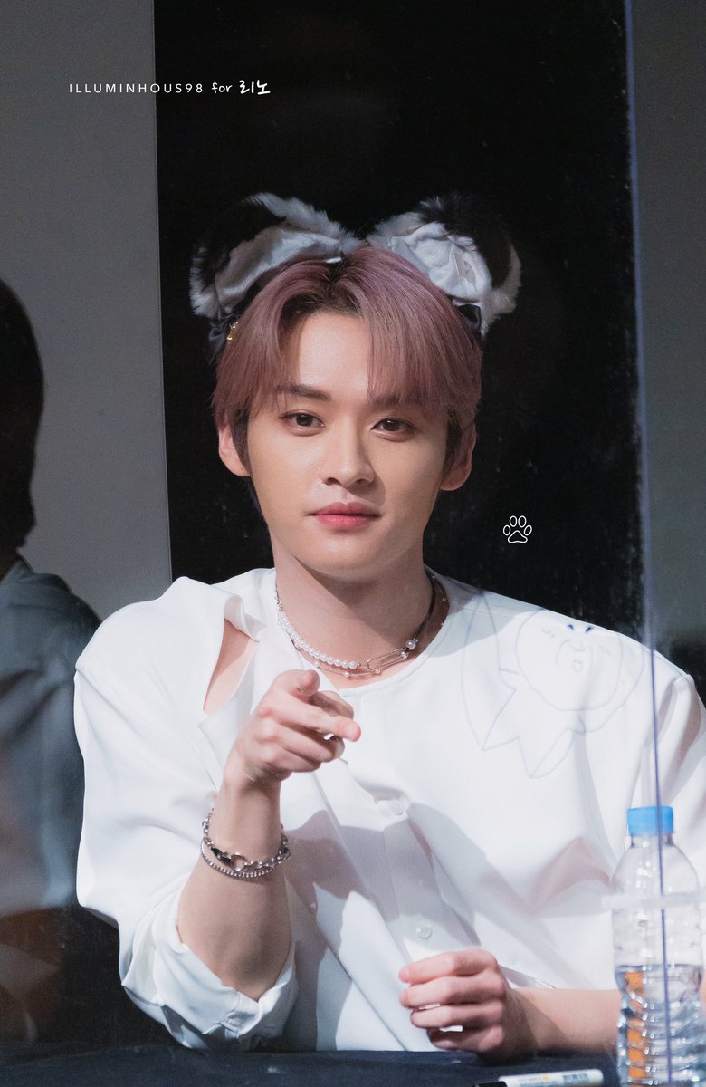 daily lee know tweet media