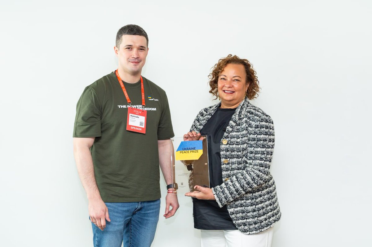 Apple is among first companies suspended business operation in Russia. It's an honor and luck to have you on the light side. Peace Prize from <a href="/ZelenskyyUa/">Volodymyr Zelenskyy / Володимир Зеленський</a> for @apple is more than well deserved. Big tech company with big heart. <a href="/lisapjackson/">Lisa P. Jackson</a>