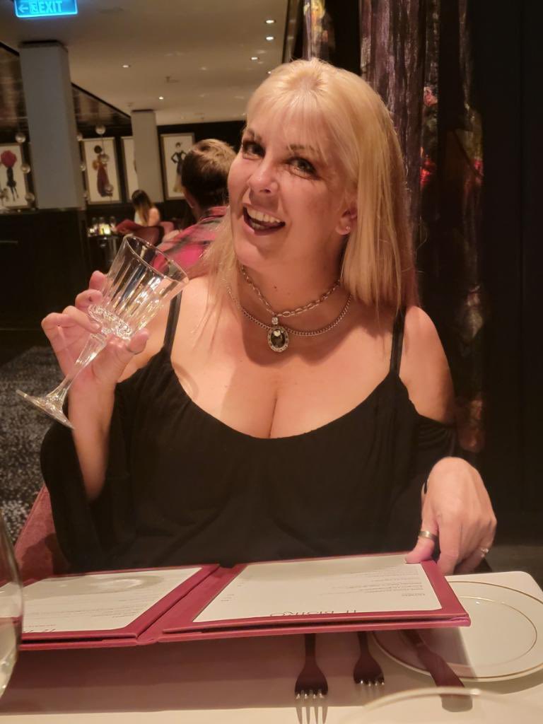 Curvy MILF Joclyn Stone’s pics and videos